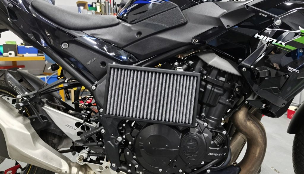 Filtro aire Kawasaki HIFLO instalado en motocicleta deportiva
